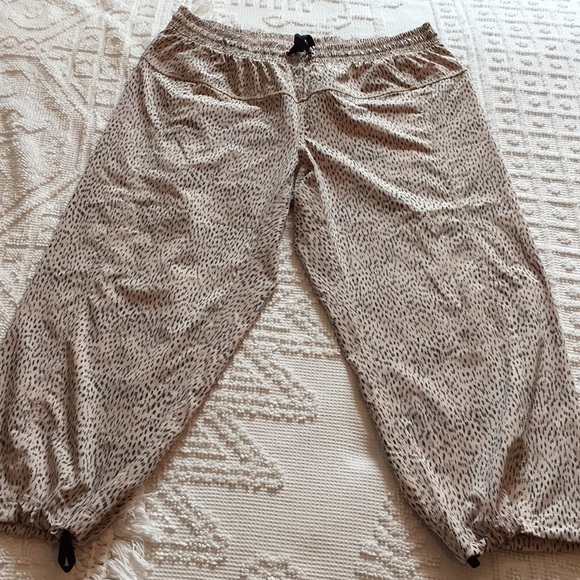 Lululemon Light Pink Capris Step Lively Crop - Picture 4 of 5